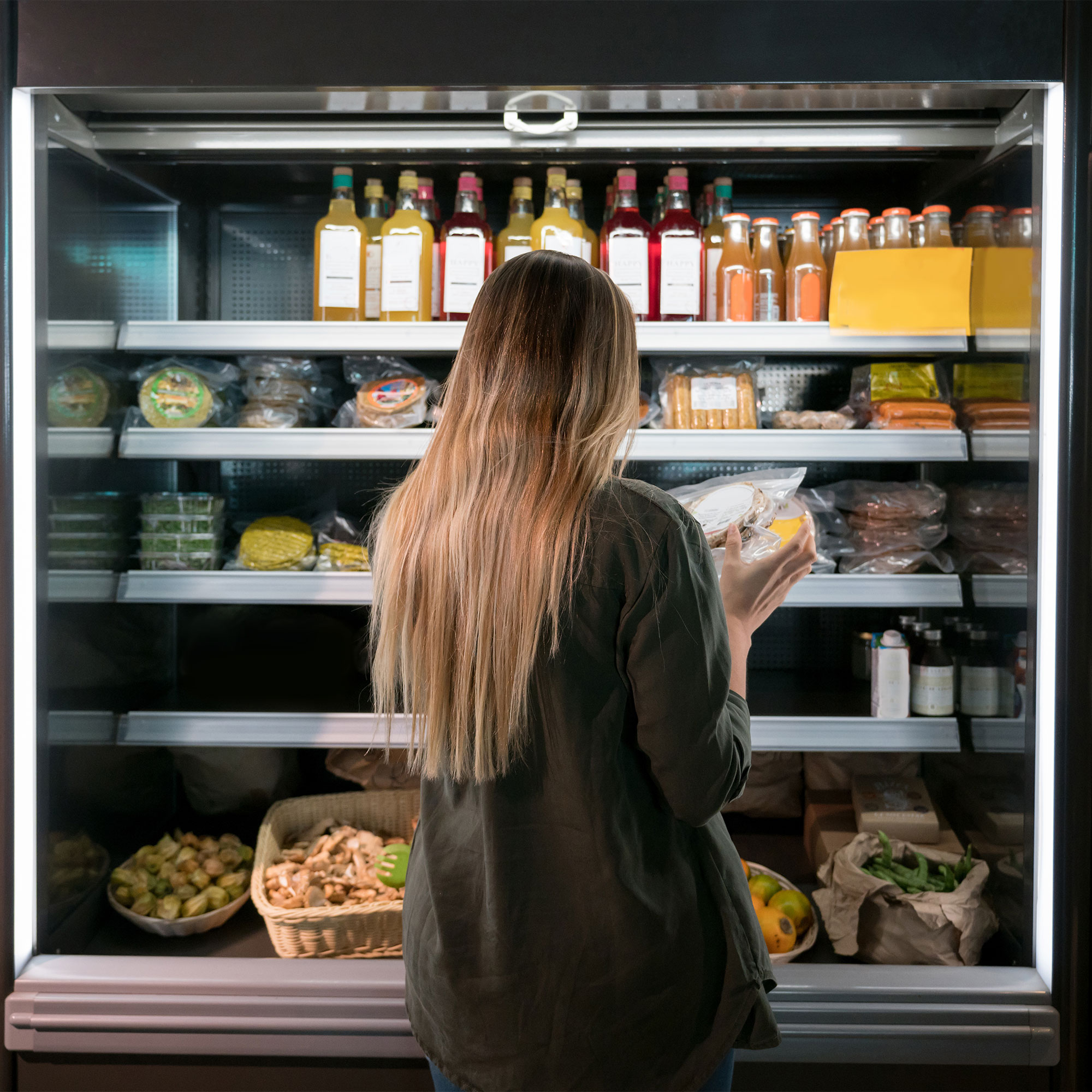 一个女人在超市检查食物选择