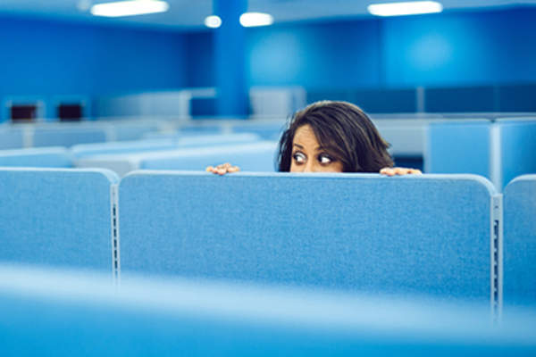 女子吓得躲在办公室隔间。