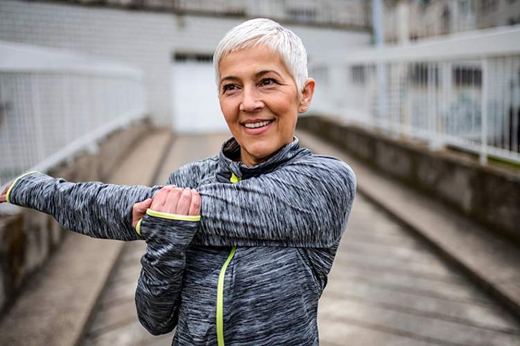 成熟的女人伸展。