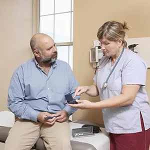 护士向病人解释糖尿病设备。