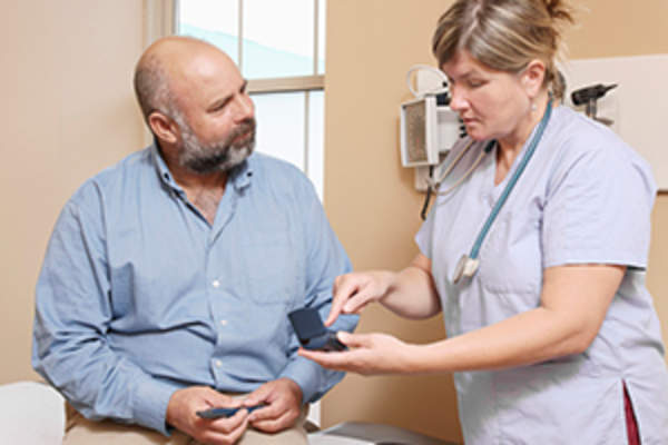 护士解释糖尿病装备的人。