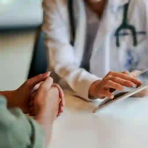 一位医生在平板电脑上展示病人信息