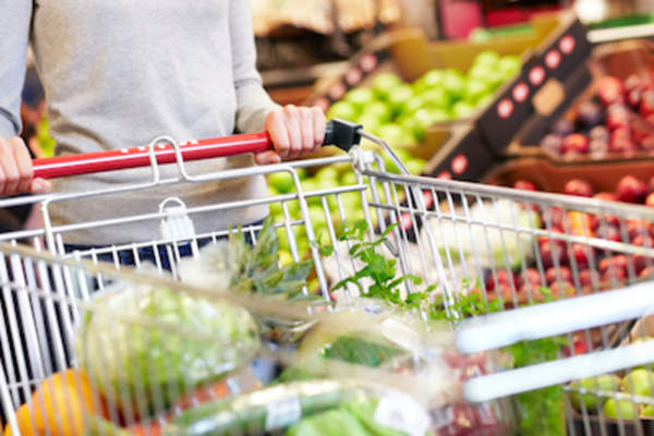 坚持健康的饮食习惯。