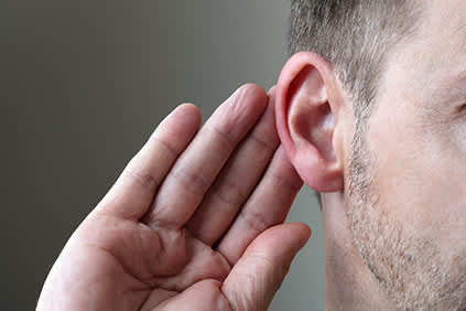 男人遇到环境引起的听力损失RA。