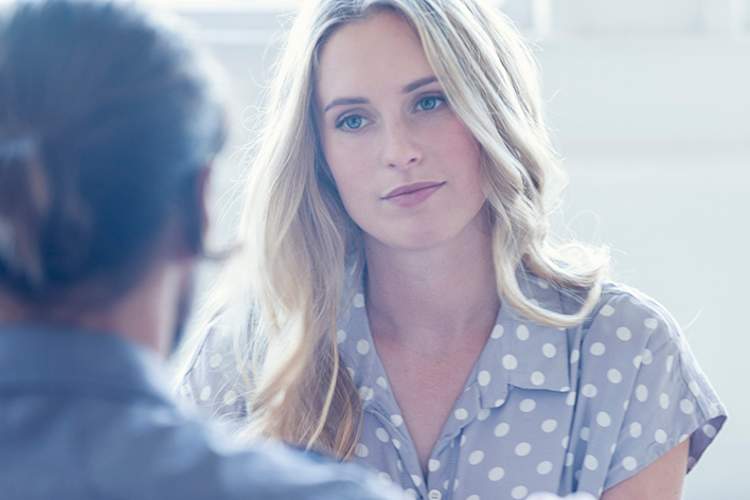 女人处理关于她的牛皮癣的负面评论。