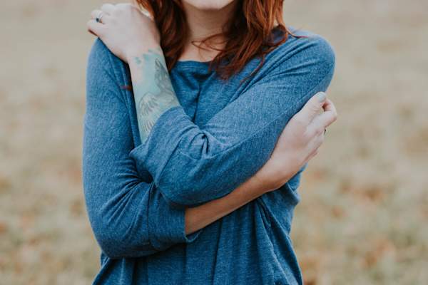 女人抱着她的身体