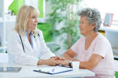 老年妇女与医生讨论子宫癌的预后。