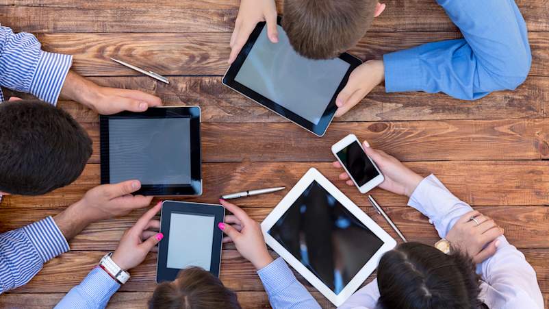 屏幕上的时间概念多人在屏幕上的过多。