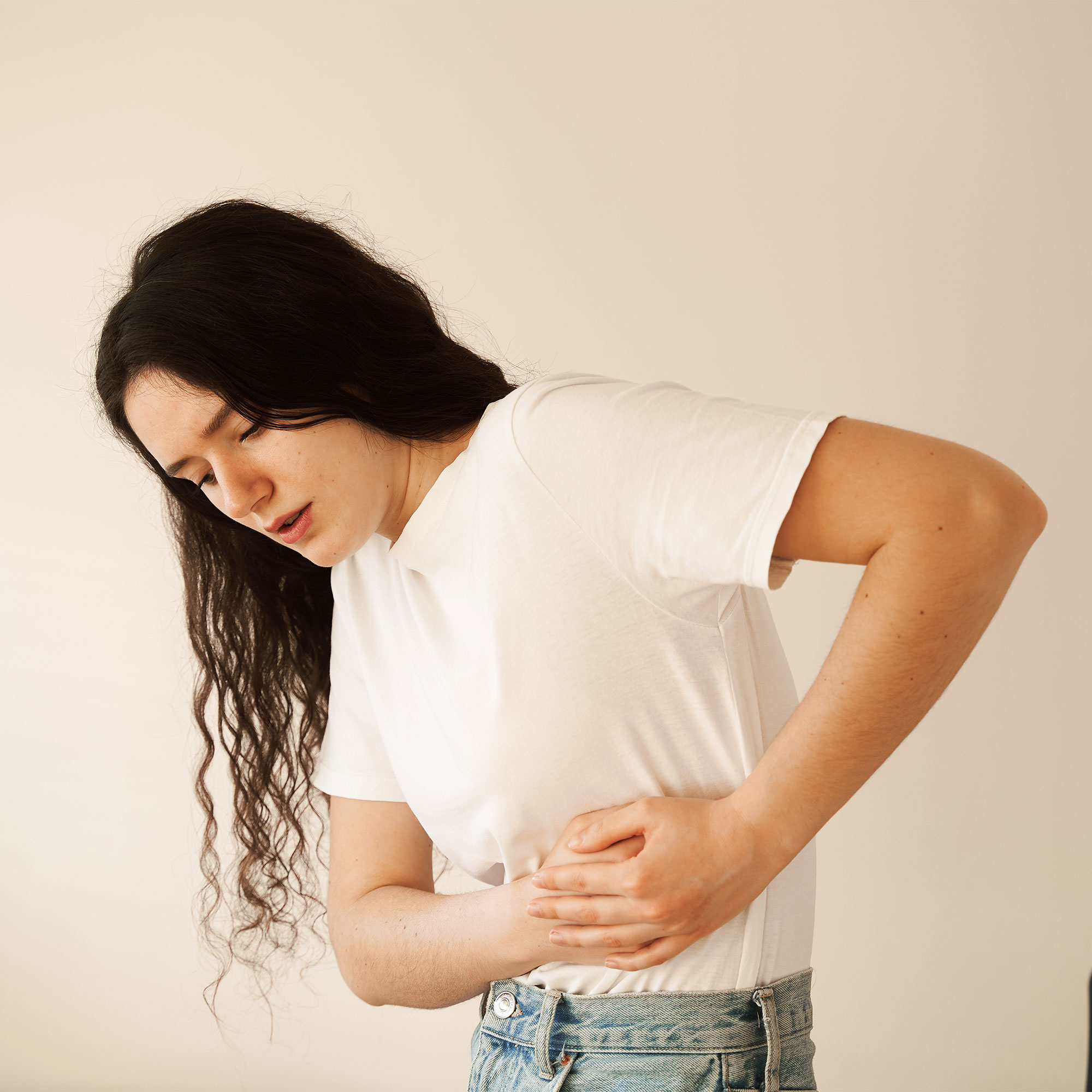 一个女人触动她的腹部