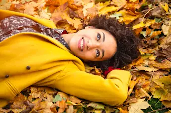 享受秋天的妇女