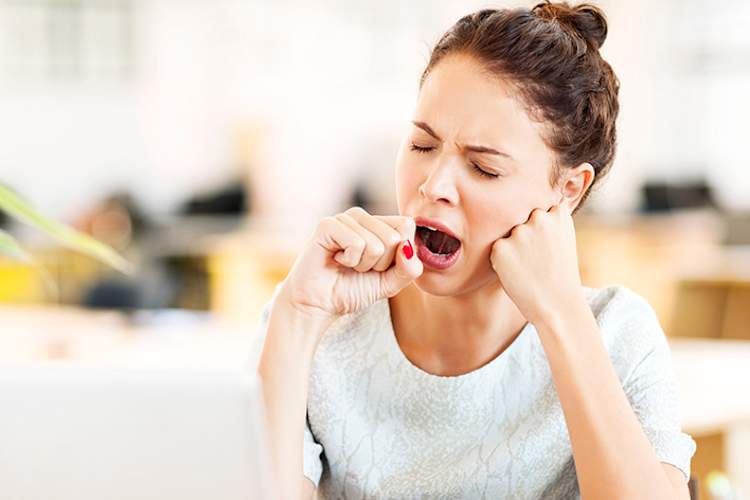 打哈欠的女人,在工作累了。