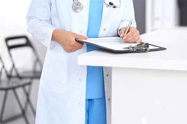 医生书写笔记。