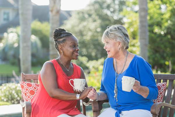 朋友们在外面喝咖啡的样子