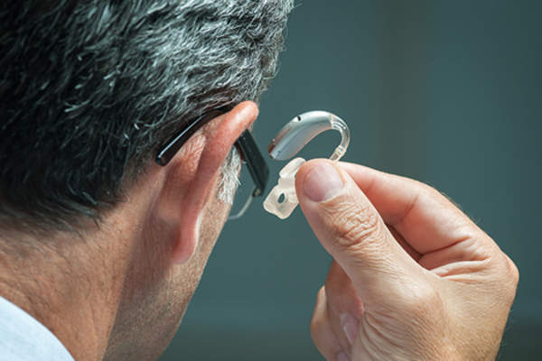 男子用助听器图像。