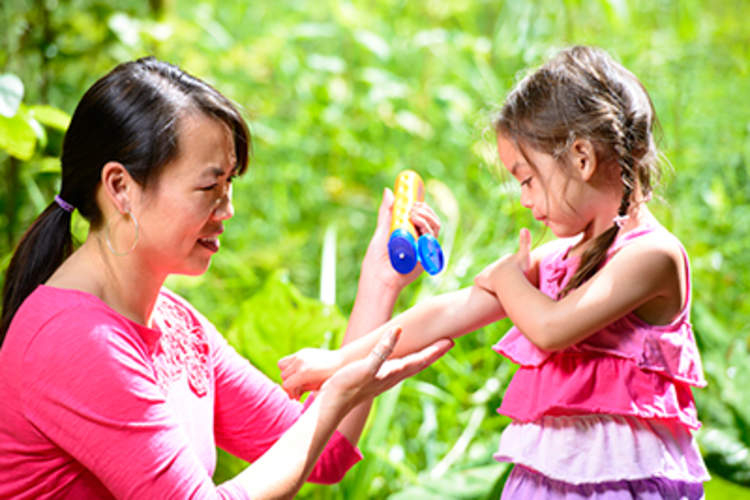 放置妇女防晒霜的年轻女孩。