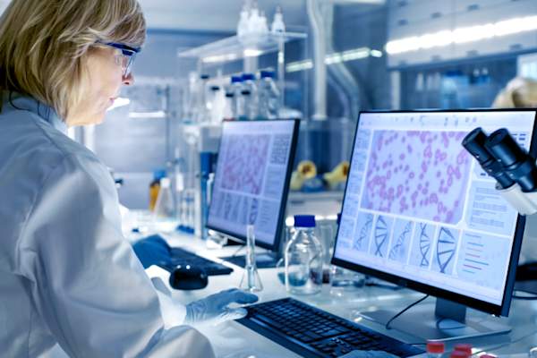 基因实验室科学家的工作