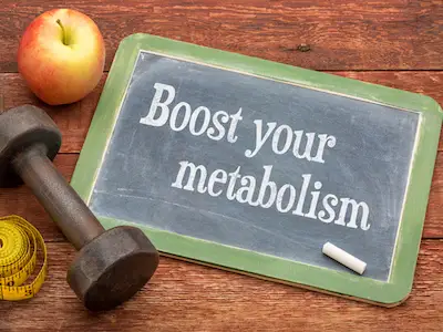 “促进你的新陈代谢”写在小黑板上，旁边放上苹果、体重和卷尺。
