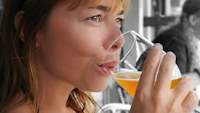 女人喝啤酒。