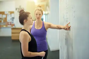 看在一个白板的妇女和她的教练员一个锻炼计划。