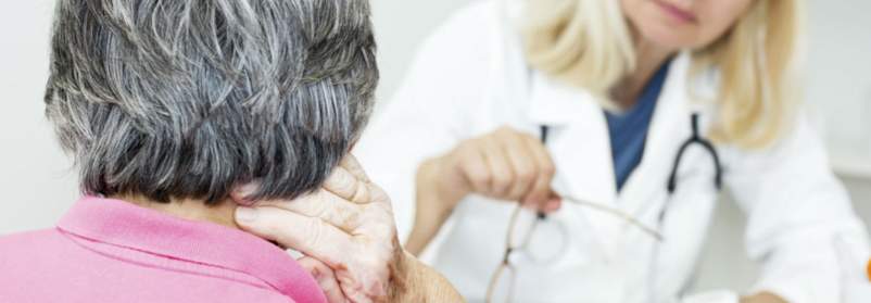 女人跟医生颈部疼痛