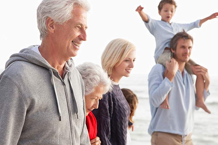 幸福的家庭在海滩