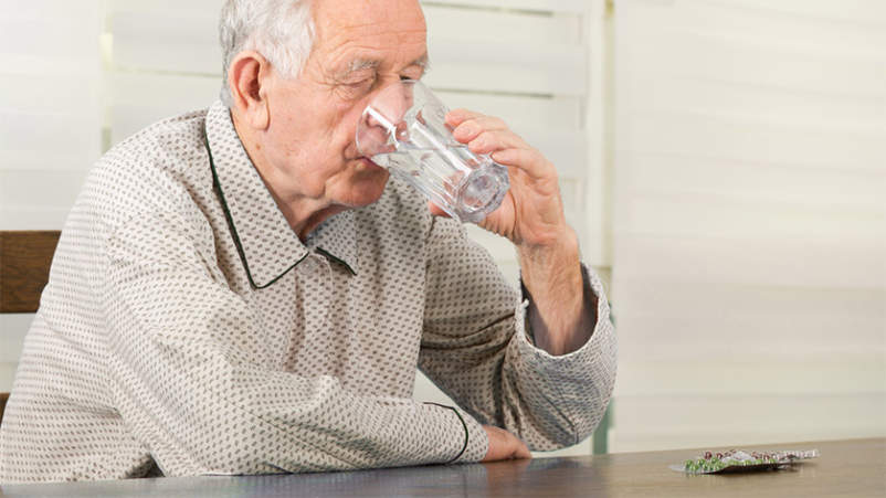 老人服药用的玻璃水。