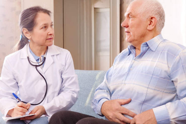 男人和医生谈论胃的问题