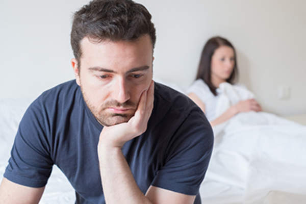 悲伤的男人和他的妻子。