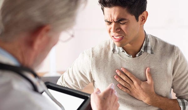 医生检查的年轻人,反酸。