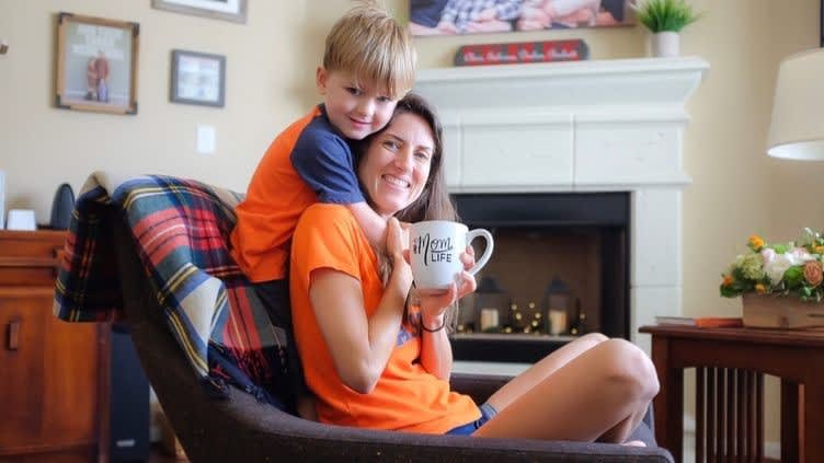 莎宾娜和她的儿子。