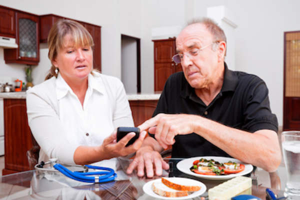 营养师的工作与年长的男性患者。