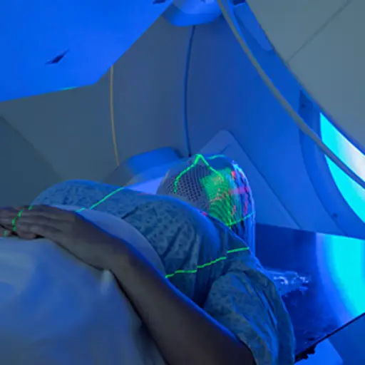 妇女正在接受头部和颈部CT扫描。