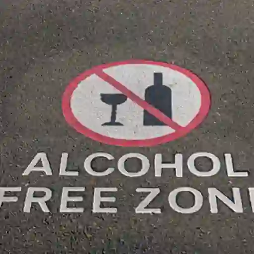 人行道上的无酒精区标志。