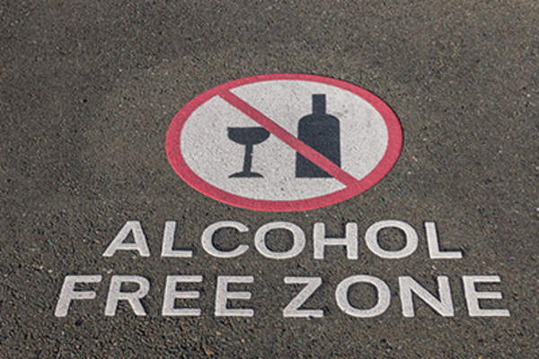 路面上的无酒精区的迹象。