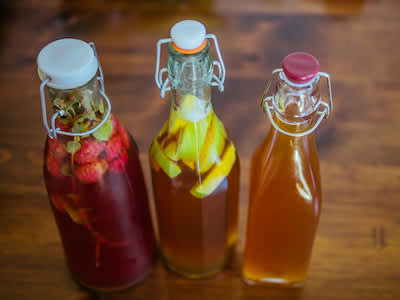 红茶菌发酵茶，在三瓶，两次与水果，一个是平原。
