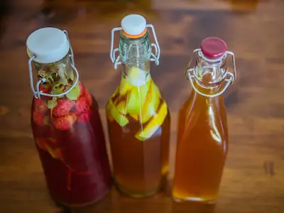 发酵的康普茶，三瓶，两瓶加水果，一瓶是原味的。