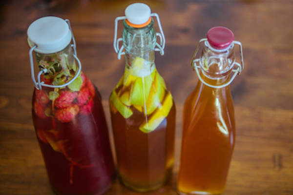 红茶菌发酵茶,在三瓶,两次与水果,一个是平原。