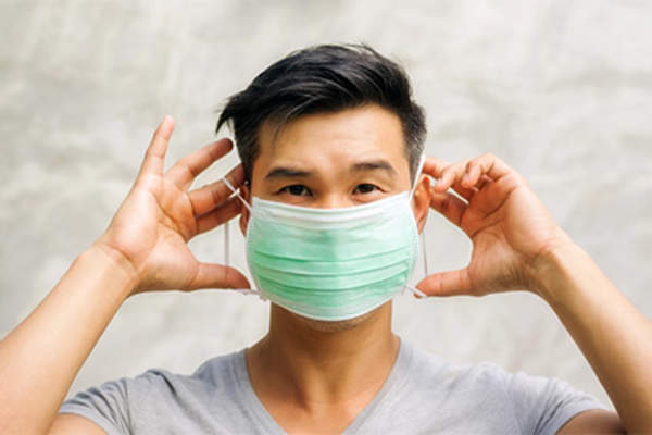 戴着医院口罩的男人。