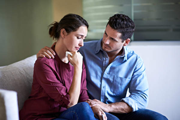 丈夫安慰他担心的妻子。