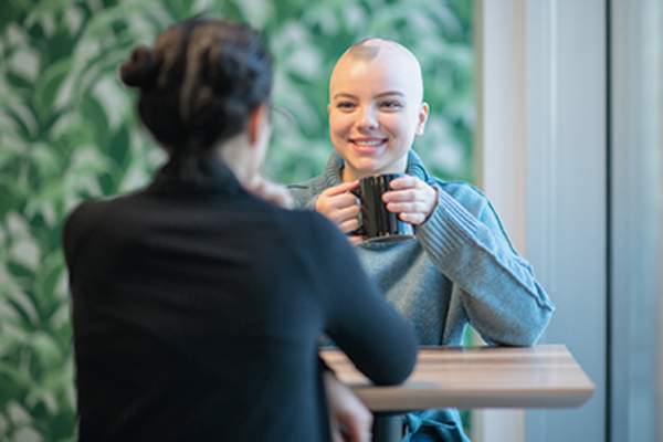 癌症女孩和朋友见面。