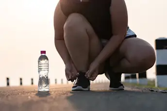 一个女人正在系她的跑鞋。