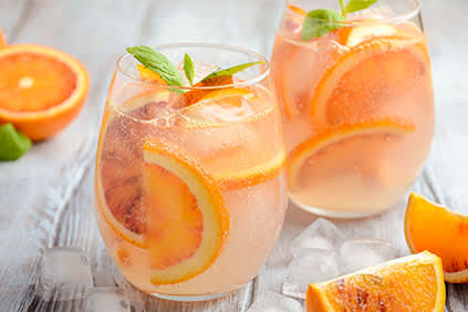 一杯清爽的橙色苏打水。
