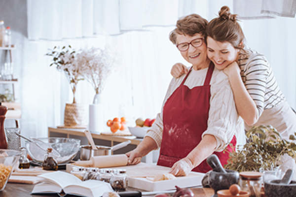 在厨房里拥抱母亲的女人。