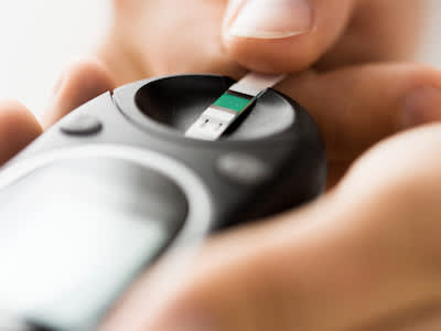 男子负重血糖仪近距离检查血糖水平。