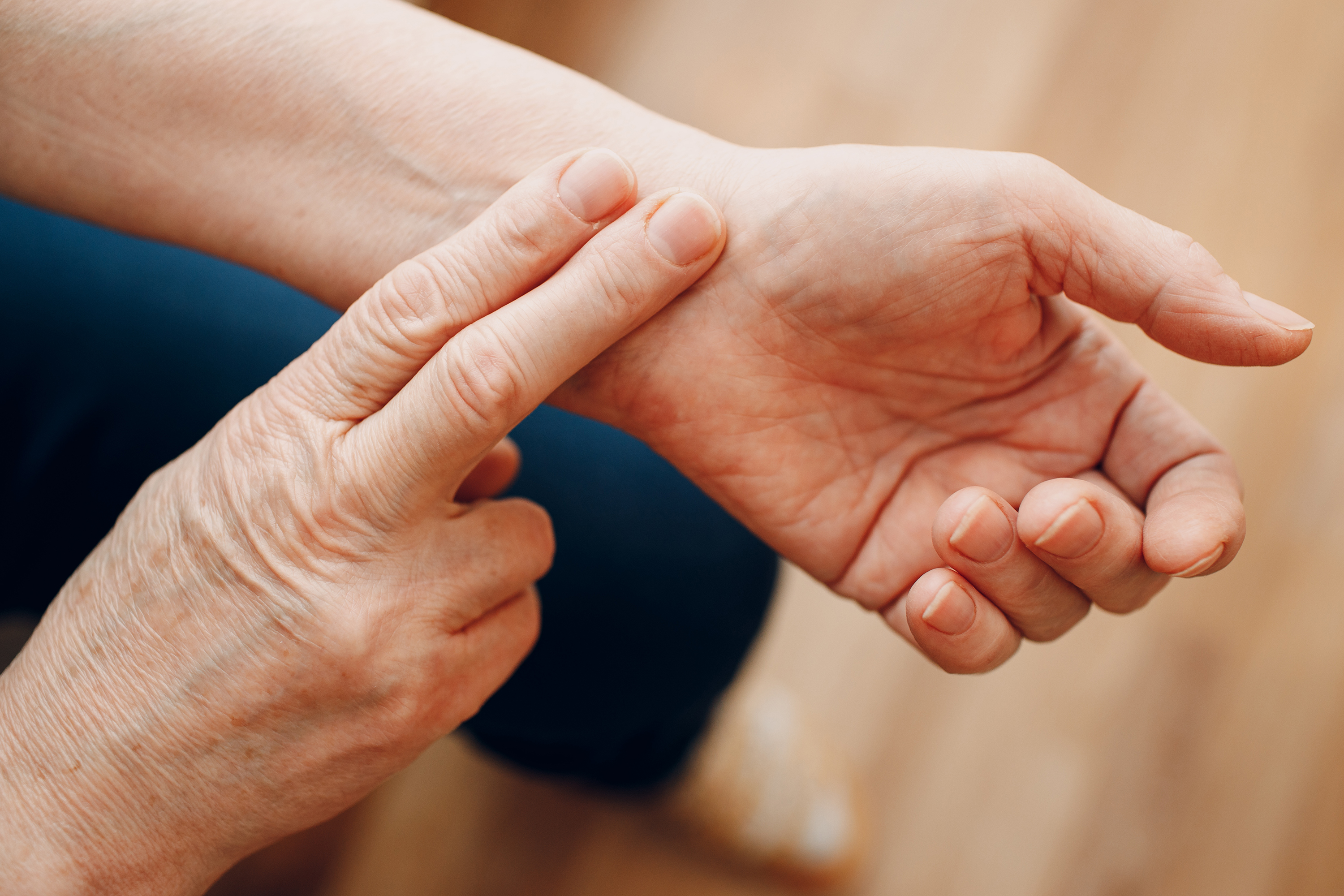 Держу руку на пульсе что значит. Рука на пульсе времени. Пульс на руке. Держать руку на пульсе. Держать руку на пульсе.