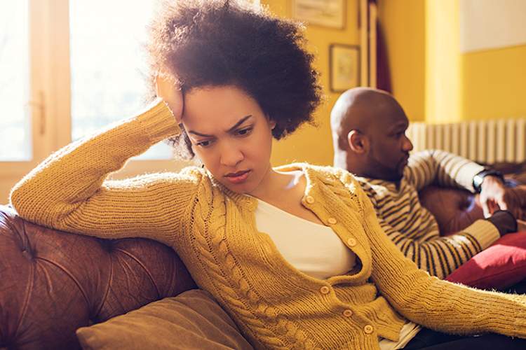 处于不愉快关系中的压力大的女人。