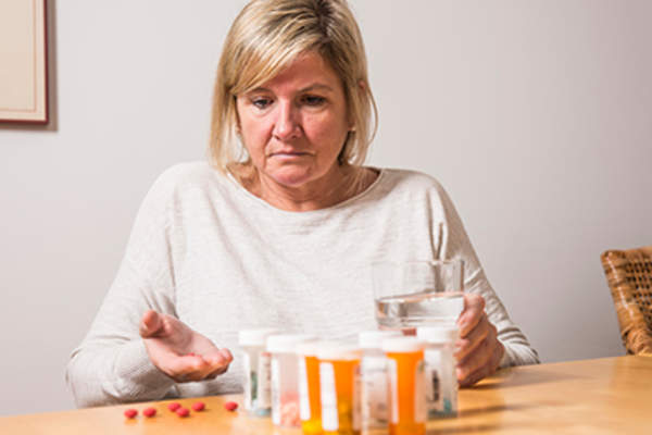 女子与许多药物。