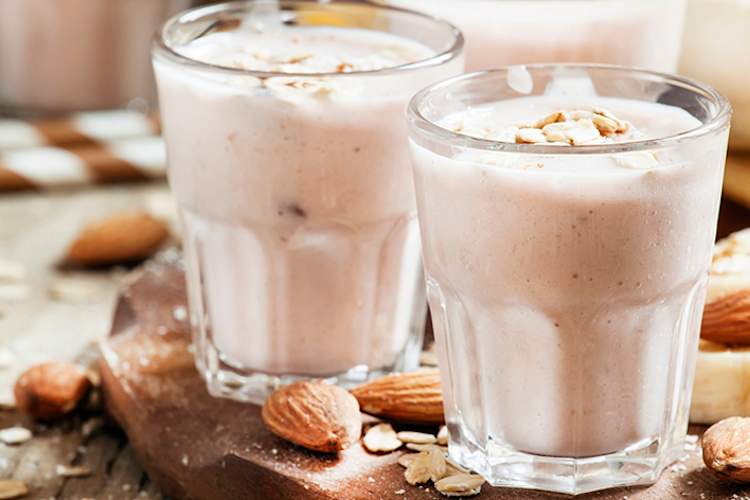 杏仁在香蕉冰沙。