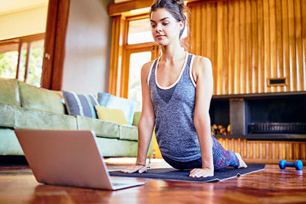 女人在寻找笔记本电脑,而在家里工作了