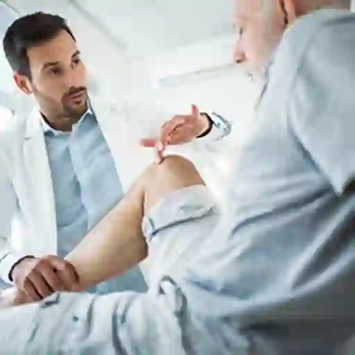 医生检查病人的膝盖疼痛。